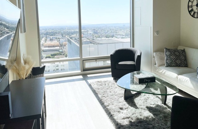 Hollywood loft with city view