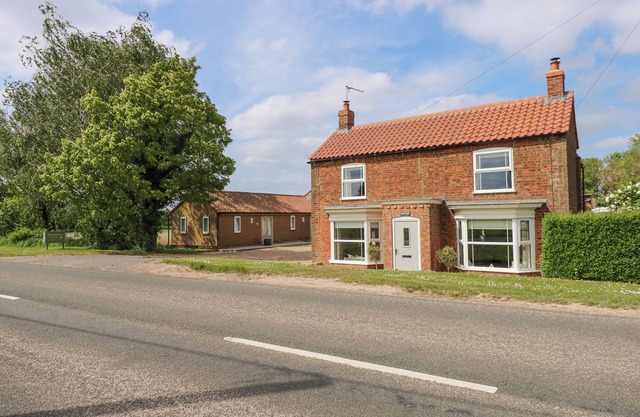 HOLT HOUSE, pet friendly, character holiday cottage in Bicker