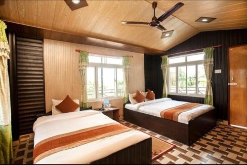 Holy Lodge Sauraha