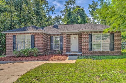 Home 10 Mi to Downtown Pensacola Pets Welcome!