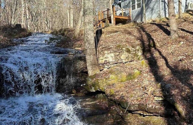HOME ABOVE WATERFALL l Hot Tub l Outdoor Fireplace & TV l Game Room