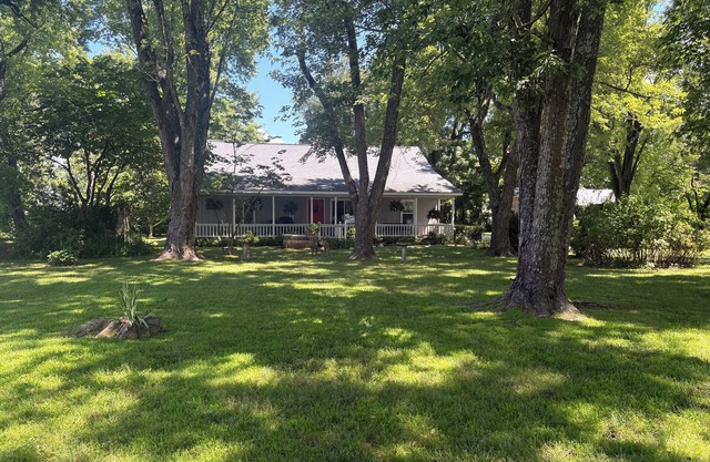 Beautiful Antique Farmhouse sleeps 10. White River, Bull Shoals & Norfolk Lakes