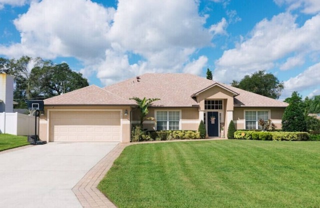 Home Away From Home-Spacious 8 Guests Pool Home