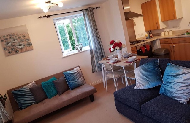 Home away from home- this bright and beautiful 2bedroom apartment