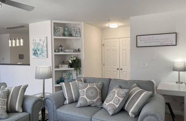 HOME AWAY FROM HOME- 2 Miles From HPU & Fnt Market!