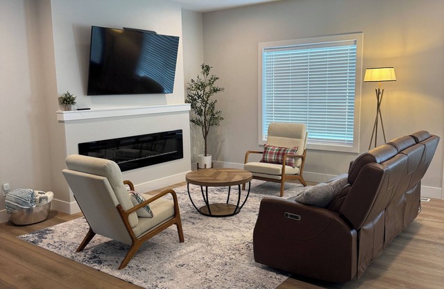 Charming, Custom, 3-bedroom house in Sugar City with WiFi, AC, Fireplace.