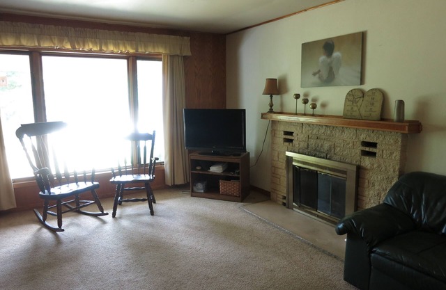 Home Away From Home Quiet surroundings 15 minutes from downtown Milwaukee
