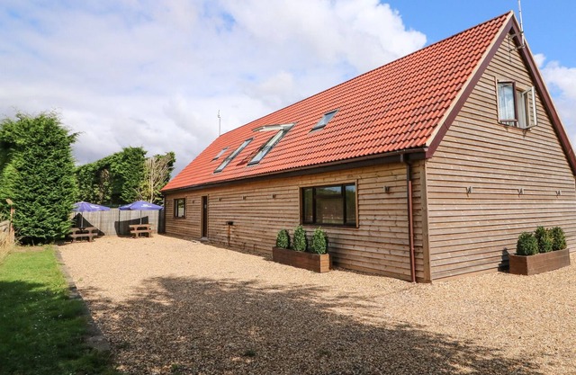 HOME BARN, romantic, with a garden in Upwell
