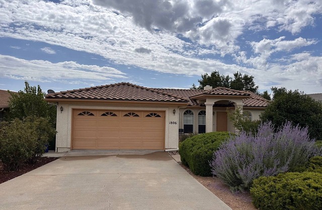 Home close to downtown with mountain views, deck, fenced backyard, & fast WiFi