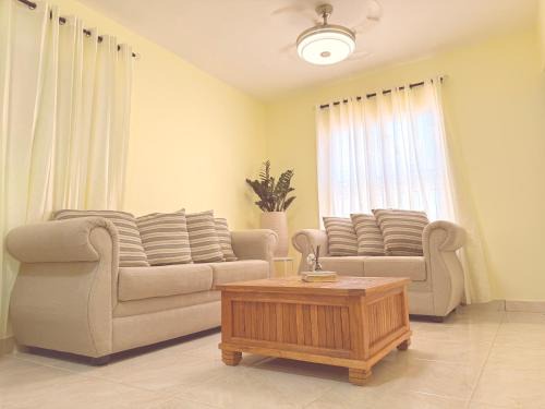 Home close to the beach, free wifi & parking, in quiet neighborhood equipped with ACs
