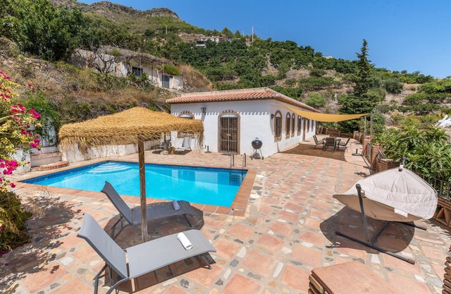 Maison "Cortijo La Alberquilla" avec vue sur la montagne, vue sur la mer, piscine, Wi-Fi et jardin