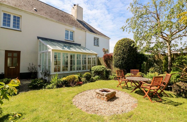 HOME FARM COTTAGE, pet friendly, with open fire in Fremington, Devon