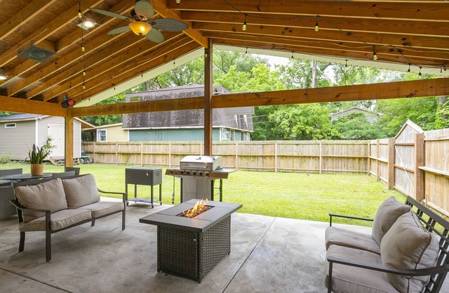 Home for 10 King bed Fenced Porch with Bar minutes from Downtown Nashville & BNA