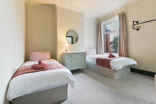 Home from Home 4 Bed - Ideal for Workers & Great for Groups, FREE Parking, Spacious, Pet Friendly Netflix