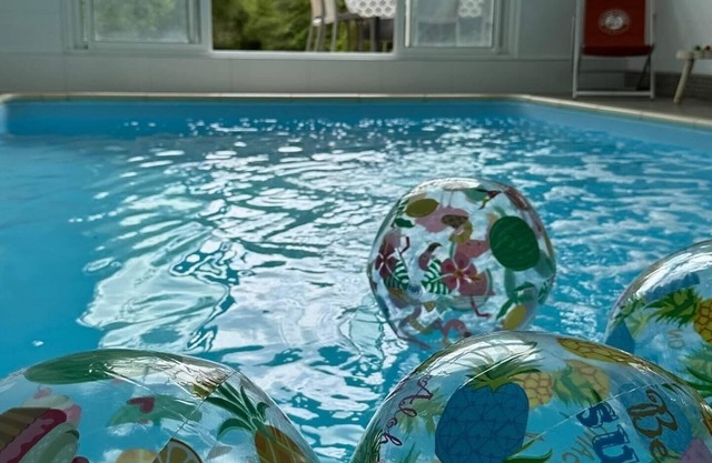 maison piscine intérieure chauffée direct salon
