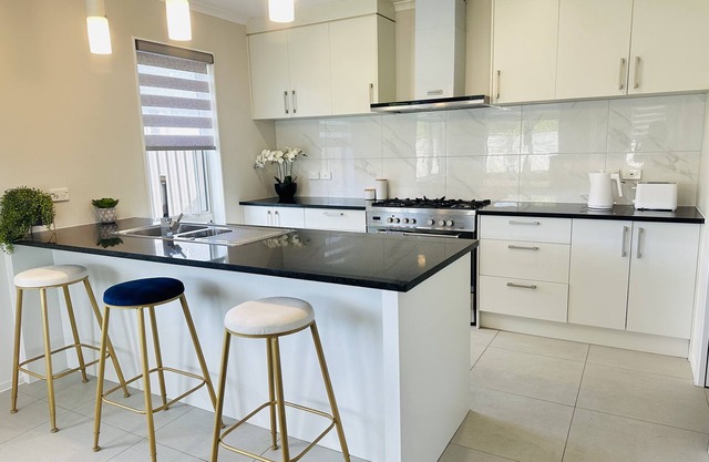 Home in Cambridge with 5 Bedrooms