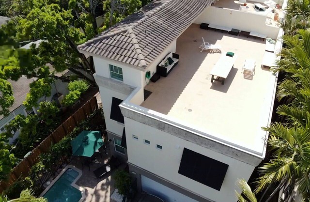 Maison à Fort Lauderdale avec piscine et toit
