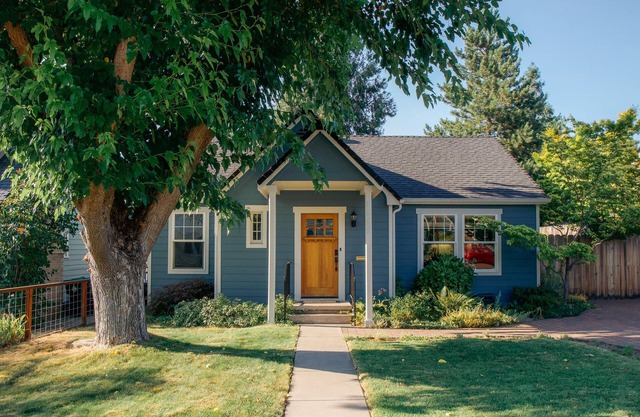 Home in Medford, sleeps 8, 10-min to most places