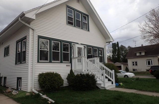 Home in Oshkosh near EAA Air Venture - 5 blocks away from Wittman Airport