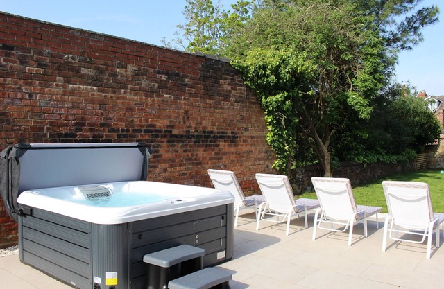 Home In The Heart of Lincoln + Hot Tub + Parking