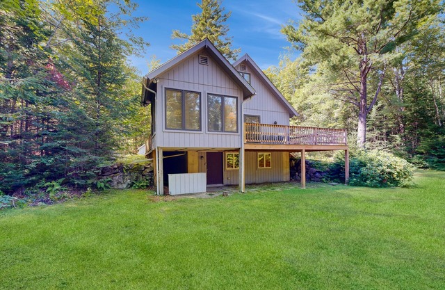 Home in the woods with a large deck, Ping-Pong table, & W/D