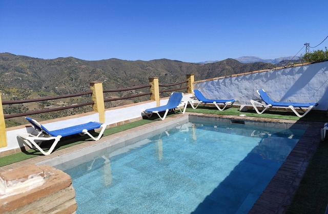 Maison dans des montagnes tranquilles avec piscine, terrasse, balcon et Wi-Fi ; parking disponible
