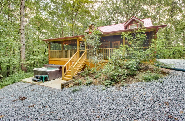 Sur 8 acres de terrain boisé w / un ruisseau! Profitez bain à remous privé, moustiquaire, terrasse et foyer