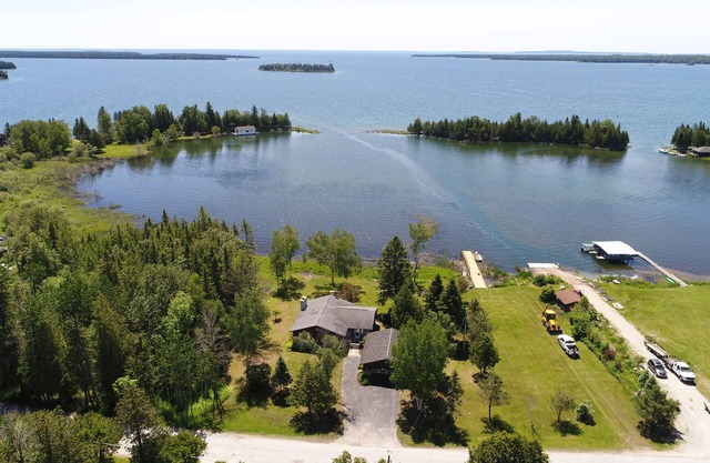 Maison récemment rénovée sur le lac Huron à distance de marche du centre-ville de Hessel