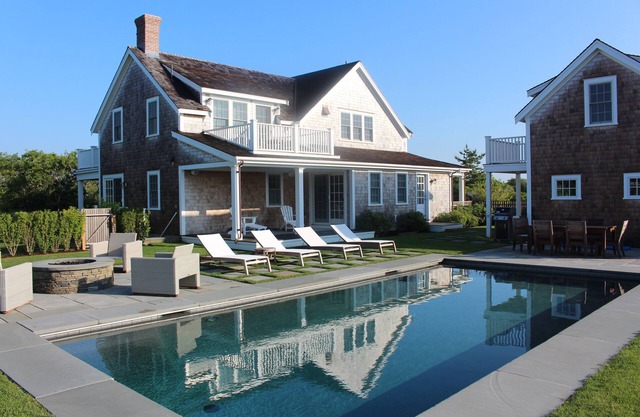 Nouvelle maison sur une grande, lot privé W / piscine d'eau salée chauffée et vue sur le port lointain