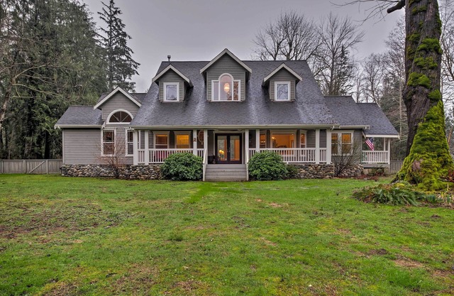 Accueil sur la rivière Skykomish avec 5 acres, foyer, bain à remous