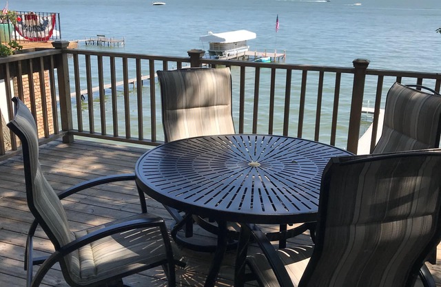 Maison sur l'eau avec belle vue sur le lac et quai privé
