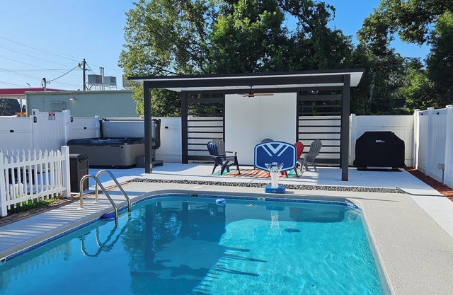 Home Paradise Lakeland Backyard Jacuzzi & Private Pool Heater Free!!!