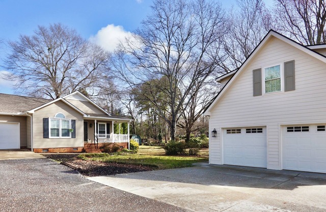 Home Plus Apartment on Large, Quiet Lot Near GSP Airport, Greenville, Greer