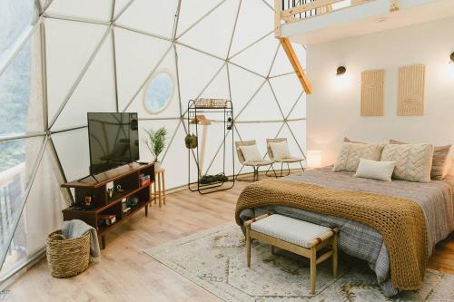 "Home Sweet Dome" MODERN TREEHOUSE STAY w/Hot Tub
