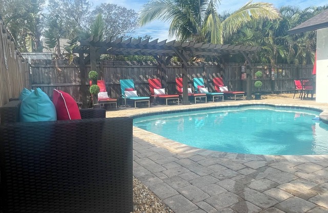 HOME SWEET HOME!☀️ HUGE HOT TUB. HEATED POOL! 7 miles to beach 4BD 2BA updated!