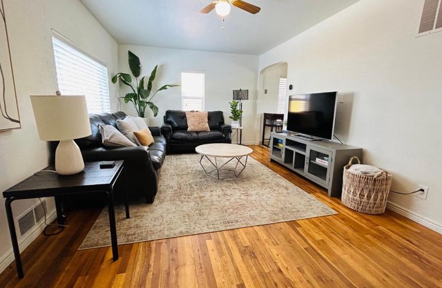 Home Sweet Idahome, feels like home with all the decor you wish you could afford King bed in master, fully fenced dog friendly yard, a few blocks from BSU and downtown Boise, Your perfect stay!
