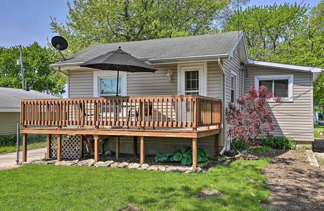 NOUVEAU! Port Clinton Home w / Deck - ½ Block to Lake!