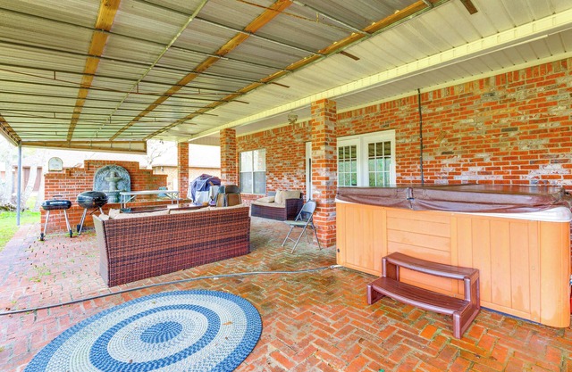 Home w/Large Yard + Pond On-Site: 15 Mi to Biloxi