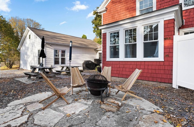 The Big and Easy House walking distance to all Downtown Sturgeon Bay!