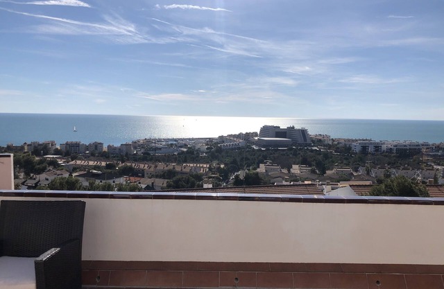 MAISON AVEC DES VUES INCROYABLES, SURPLOMBANT LA FESTIVAL DE SITGES