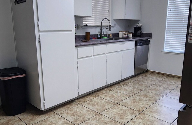 Home with family King bed. To Visalia 4 min. Away. Near sequoia tional park