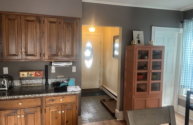 Home with fenced in yard walking distance to Waterfront concerts and downtown