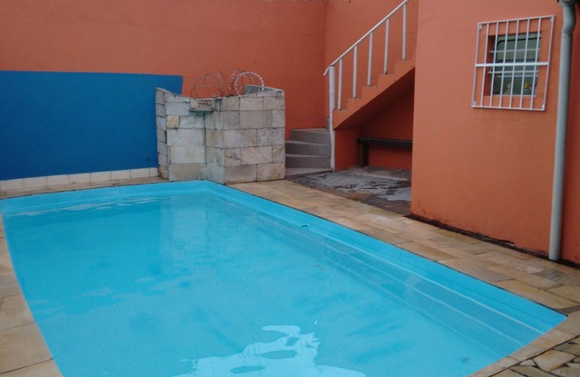 Accueil avec piscine et salle de jeux, aéré et confortable, à proximité de la plage.