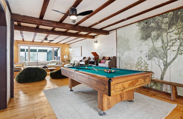 Home with View of Mount Snow!! Indoor-pool, spa, sauna Gym & more Sleeps 23+