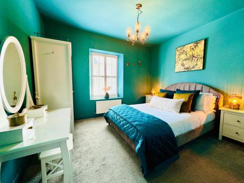 HomeDecor Cottages - Castle Walk House