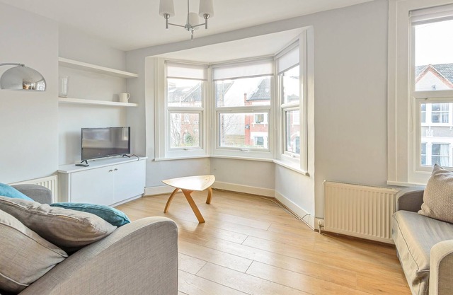 Homely 1-Bed Apartment in Vibrant Zone 3 London