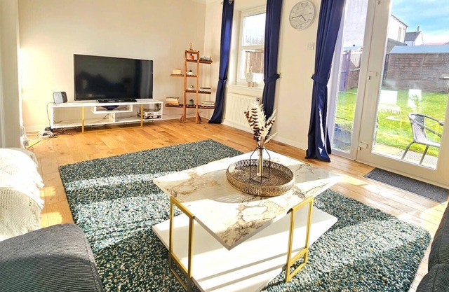 Homely 3-Bed House with Free Parking