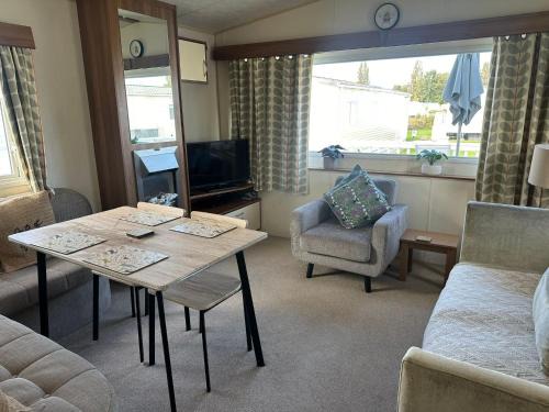 Homely 3 Bedroom Caravan in Cirencester