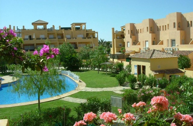 Appartement confortable à El Faro avec piscine, terrasse, balcon, climatisation et Wi-Fi
