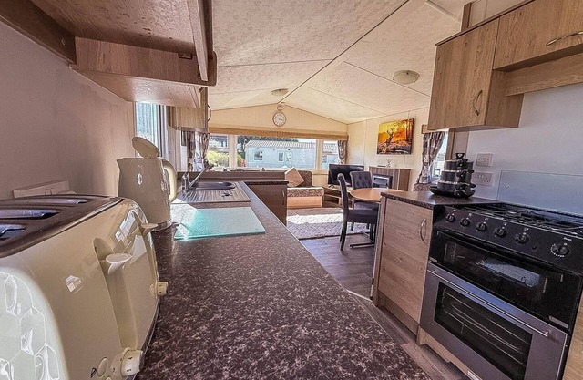 Homely caravan at Kessingland Beach Holiday Park, Suffolk ref 90040BC